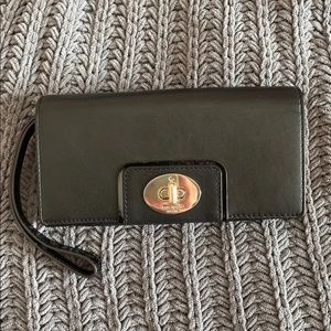 kate spade wristlet wallet